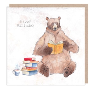 Carte d'anniversaire - Carte de voeux de qualité, ours lisant des livres, gamme « Hey Bear », illustrations amusantes dessinées à la main, fabriquée au Royaume-Uni, HBE05