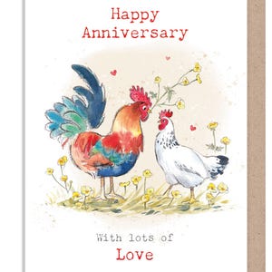 Puede incluir: Tarjeta de felicitación con una ilustración de acuarela de un gallo y una gallina mirándose. El gallo tiene plumas rojas, naranjas, azules y verdes. La gallina es blanca. La tarjeta dice "Happy Anniversary" y "With lots of Love".