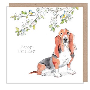 Geburtstagskarte - hochwertige Grußkarte - charmante Hunde Illustration - 'Absolutely Barking' Serie - Basset schaut auf Bluebirds - ABE103