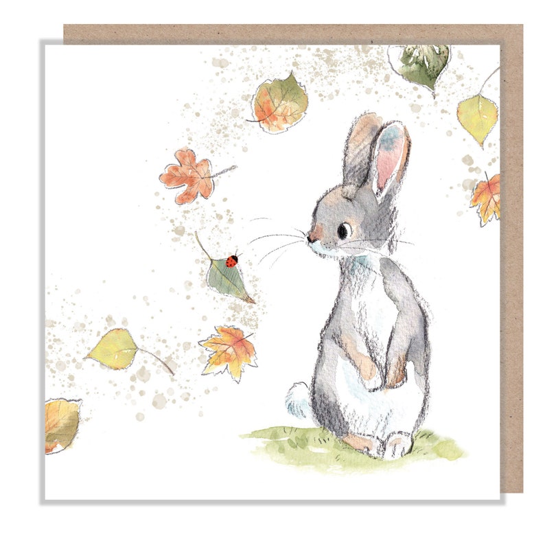 Carte de lapin - Carte de voeux vierge de qualité - Charmante illustration - Lapin avec feuilles gamme « Bucklebury Wood » - Fabriqué au Royaume-Uni - BWE014 image 1