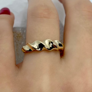 Gold Croissant Ring, Gold Pluto Ring, Croissant Ring, 14 k Solid Gold Ring, Twisted Dome Ring, Chunky Gold Ring, Statement Ring, Geschenk für Sie