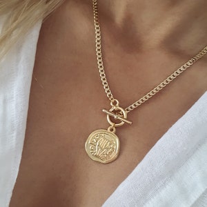 Gold Chunky Medallion Necklace, Greek Coin Necklace, Chunky Curb Chain Necklace, Mythology Medallion Jewel, Chunky Gold Coin Necklace