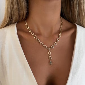 Collier à pendentif larme Lariat doré, collier goutte d'eau en cristal Lariat doré, collier chaîne à maillons Lariat, collier à pendentif Lariat.