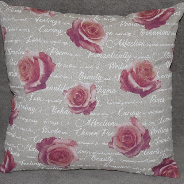 Mon coussin romantique avec roses et écritures blanches