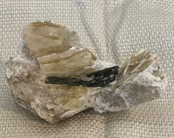 Mica moscovita e tourmalina verde sulla matrice di quarzo