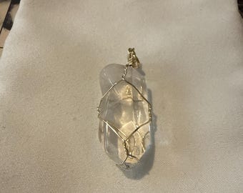 Colgante de collar envuelto en cuarzo transparente