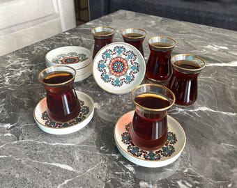Conjunto de xícaras de chá turcas, pires de porcelana com estampa étnica e detalhes em dourado.