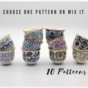 Pode incluir: Uma coleção de dez pequenas chávenas de cerâmica branca com padrões coloridos e intrincados. Cada chávena tem uma borda dourada. O texto "CHOOSE ONE PATTERN OR MIX IT" e "10 Patterns" é exibido.