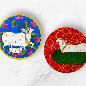 Pichwai Wandteller, Handbemalte Pichwai Kuh, Pichwai Kuh 2er Set, Pichwai Wandteller, Pichwai Kunst|Pichwai Wandteller|Kuhmalerei|Kamdhenu Kuh
