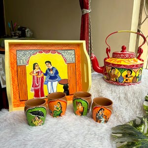 Juego de tetera con arte Pattachitra Kalighat pintado a mano, con 4 vasos de cerámica (Kulhads) y bandeja de servir de madera.