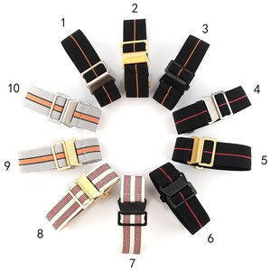 Puede incluir: Diez correas de reloj diferentes con varios colores y patrones. Las correas est&aacute;n hechas de material el&aacute;stico y tienen una hebilla de metal. Las correas est&aacute;n numeradas del 1 al 10.
