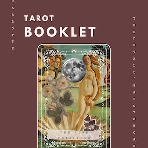 Può includere: Libretto dei tarocchi con sfondo bordeaux. La copertina presenta un'illustrazione di carta dei tarocchi di una donna in una conchiglia che tiene una luna, con le parole "TAROT BOOKLET" e "THE HIGH PRIESTESS". Il libretto è di "Charlotte The Visual Apothecary".
