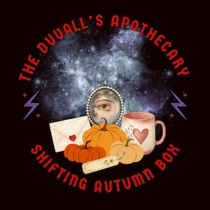 Può includere: Un design grafico con il testo THE DUVALL'S APOTHECARY SHIFTING AUTUMN BOX in lettere rosse. L'immagine include un occhio incorniciato, una busta bianca con un sigillo a forma di cuore rosso, zucche arancioni, un'etichetta beige e una tazza rosa.