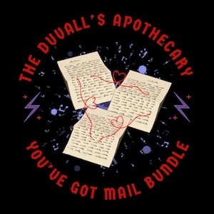 Può includere: Grafica nera con il testo rosso "THE DUVALL'S APOTHECARY YOU'VE GOT MAIL BUNDLE". Tre lettere di carta invecchiata sono collegate da linee rosse a forma di cuore, circondate da note musicali e fulmini.