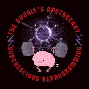 Könnte beinhalten: Grafikdesign mit einem rosa Gehirn, das eine Langhantel vor einem kosmischen Hintergrund hebt. Der Text "THE DUVALL'S APOTHECARY" und "SUBCONSCIOUS REPROGRAMMING" ist kreisförmig angeordnet, mit Blitzakzenten.