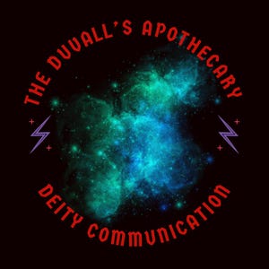 Può includere: Grafica circolare su sfondo nero con un design a nebulosa nei toni del verde acqua e blu. Il testo rosso "THE DUVALL'S APOTHECARY" è arcuato in alto, con "DEITY COMMUNICATION" in rosso in basso. Fulmini viola affiancano la nebulosa.