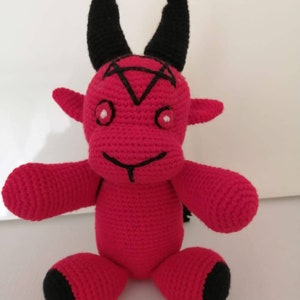 Niestandardowa zabawka Baphomet, lalka Szatana, ręcznie robiona figurka diabła, lalka Diabeł, dzianinowa przerażająca lalka, słodki Baphomet, mały diabeł, przerażający prezent na Halloween