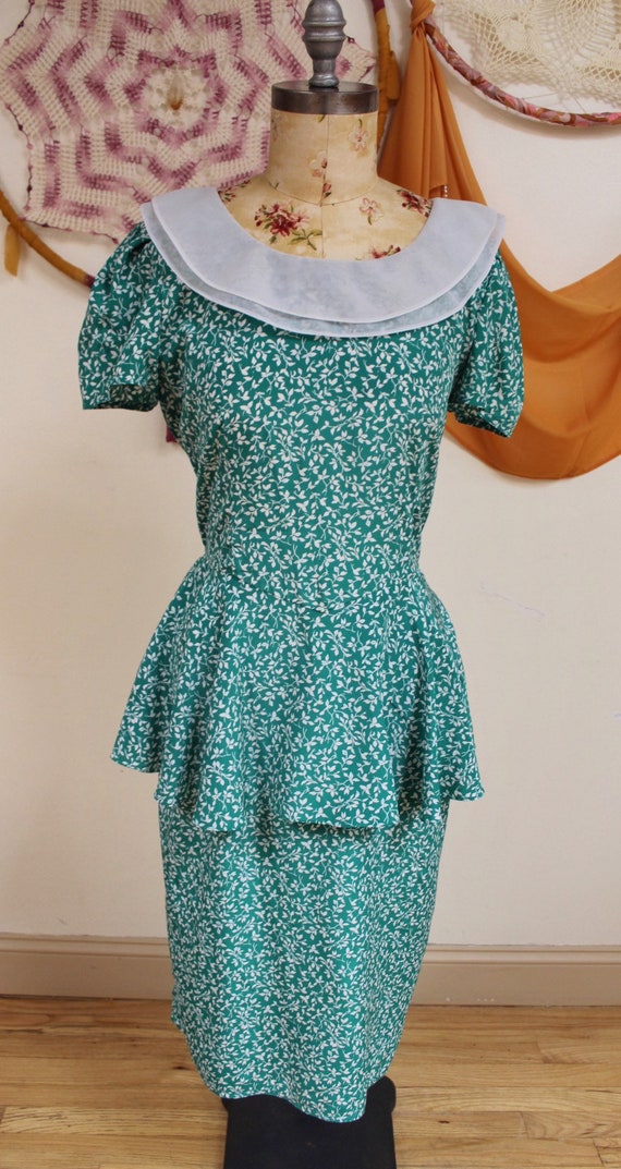 Robe à basque soyeuse verte à imprimé floral des années 1980
