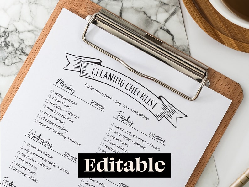 K&ouml;nnte beinhalten: Eine druckbare Reinigungscheckliste auf einem Clipboard mit einem schwarz-wei&szlig;en Banner, auf dem "Cleaning Checklist" steht. Die Checkliste ist in Wochentage unterteilt, mit Aufgaben f&uuml;r das Schlafzimmer, das Badezimmer, die K&uuml;che und das Wohnzimmer. Der Text "Editable" ist in Schwarz am unteren Rand der Seite gedruckt.