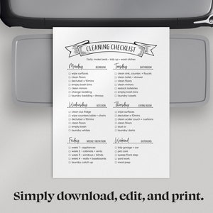 K&ouml;nnte beinhalten: Eine schwarz-wei&szlig;e druckbare Reinigungscheckliste mit einem handgeschriebenen Banner oben, auf dem "Cleaning Checklist" steht. Die Checkliste ist in t&auml;gliche, w&ouml;chentliche und Wochenendaufgaben unterteilt. Zu den t&auml;glichen Aufgaben geh&ouml;ren das Bettenmachen, Aufr&auml;umen und Abwaschen. Die w&ouml;chentlichen Aufgaben sind nach Wochentagen unterteilt und umfassen Aufgaben wie das Reinigen von Badezimmer, K&uuml;che, Schlafzimmer und Wohnzimmer. Zu den Wochenendaufgaben geh&ouml;ren das Aufr&auml;umen der Garage, die Tierpflege, das Kehren der vorderen Stufen, Gartenarbeiten und die Zubereitung von Mahlzeiten.