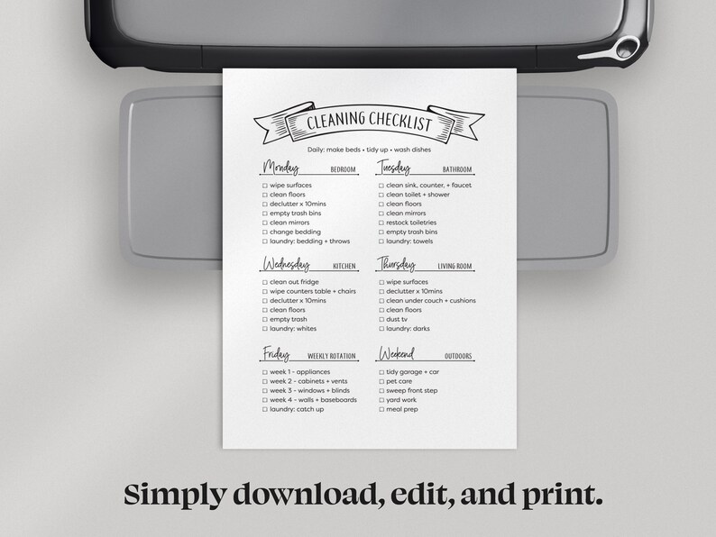 K&ouml;nnte beinhalten: Eine schwarz-wei&szlig;e druckbare Reinigungscheckliste mit einem handgeschriebenen Banner oben, auf dem "Cleaning Checklist" steht. Die Checkliste ist in t&auml;gliche, w&ouml;chentliche und Wochenendaufgaben unterteilt. Zu den t&auml;glichen Aufgaben geh&ouml;ren das Bettenmachen, Aufr&auml;umen und Abwaschen. Die w&ouml;chentlichen Aufgaben sind nach Wochentagen unterteilt und umfassen Aufgaben wie das Reinigen von Badezimmer, K&uuml;che, Schlafzimmer und Wohnzimmer. Zu den Wochenendaufgaben geh&ouml;ren das Aufr&auml;umen der Garage, die Tierpflege, das Kehren der vorderen Stufen, Gartenarbeiten und die Zubereitung von Mahlzeiten.