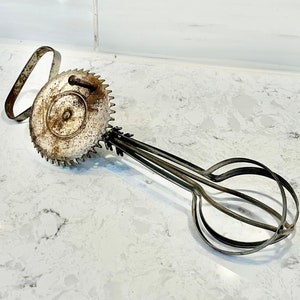 Antique Rustic Rotary Hand Egg Beater with Metal Handle, US Patent, Vintage  Hand Held Mixer, Vintage Egg Beater