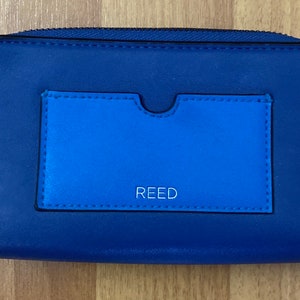 Reed Krakoff Cartera pequeña de cuero azul con cambio de cremallera Cartera de diseñador