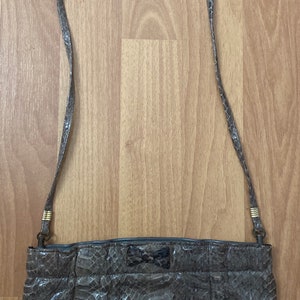 Vintage 1990s hermosa piel de serpiente gris pajarita bolso de hombro bolso de mano