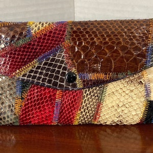 Vintage 90s Hermosa piel de serpiente hecha a mano Patchwork Multicolor Wallet Clutch