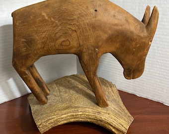 Sculpture d'art vintage en bois sculpté à la main de cochon sur un socle en bois