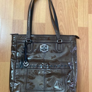 Bolso de hombro estilo hobo de piel de charol verde oscuro de estilo vintage de Brighton, con dije de corazón y borla, fabricado en EE. UU.