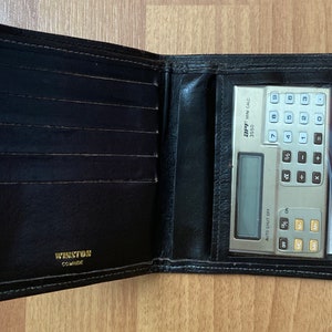 Winston Vintage Zeldzame Bruine Heren Portemonnee van Rundleer met APF Mini Calculator 3560 Made in USA