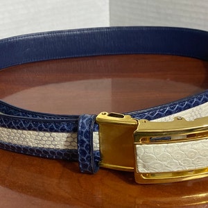 Vintage anni &#39;80 retrò oro tono fibbia blu e bianco pelle di serpente goffrato cintura in pelle femminile