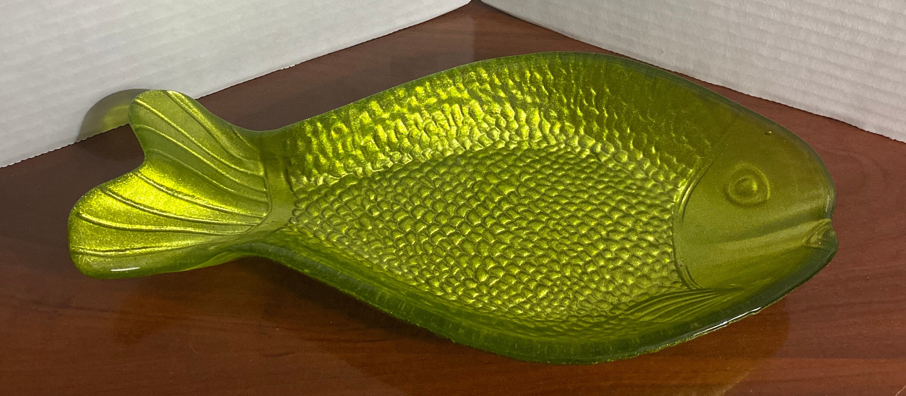 1960s Mid-Century Modern, Art Glass Pedestal Centerpiece Bowl, Leaf Or Fish Shape In Pink, Green, Clear