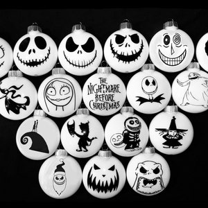 Puede incluir: Un conjunto de 18 adornos navideños blancos con ilustraciones en blanco y negro de personajes de la película Pesadilla antes de Navidad. Los adornos representan personajes como Jack Skellington, Sally y Oogie Boogie.