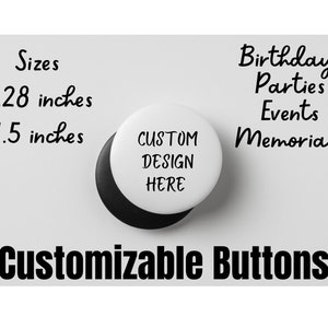 Może przedstawiać: Biały guzik z czarnym tekstem, który brzmi "CUSTOM DESIGN HERE". Guzik ma średnicę 2,28 cala. Tekst "Birthdays Parties Events Memorials" jest napisany czarnym kursywą na białym tle. Tekst "Customizable Buttons" jest napisany czarną pogrubioną czcionką na białym tle. Guzik znajduje się na białej powierzchni.