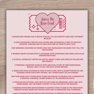Puede incluir: Un boleto rosa en forma de corazón con el texto "Adivina la comedia romántica!" y "Entrada gratuita" impreso en él. El boleto está rodeado de estrellas y se encuentra sobre un fondo rosa con una lista de ideas de tramas de películas de comedia romántica.
