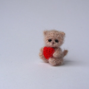 Kleine flauschige Katze gehäkelt. Winziges süßes Kätzchen eine einzigartige Miniatur für ein Puppenhaus Mini Teddy Tolles Geschenk für eine Puppe. Stofftier 32 mm
