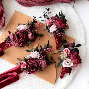 Bordeauxrode bloemen corsages en corsage, boho herfst bruiloft knoopsgat, bruidegom revers bloemenaccessoires