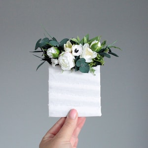 Tasche Boutonniere, Bräutigam, Trauzeugen, Waldhochzeit, Blumenzusätze, rustikale Boutonnieres, grüne Boutonniere, weiße Boutonnieres, Hochzeit