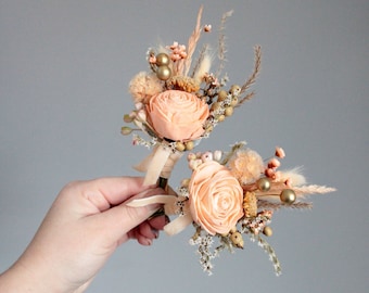 Boutonnières de fleurs séchées pêche, boutonnière séchée des pampas, boutonnière de fleurs beige, boutonnières bohèmes, boutonnière sola, boutonnière de mariage automne