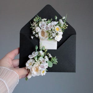 Taschen-Boutonniere, Waldhochzeit, Bräutigam, Trauzeugen, Blumenzusätze, rustikale Boutonnieres, Greenery-Boutonniere, weiße Boutonnieres
