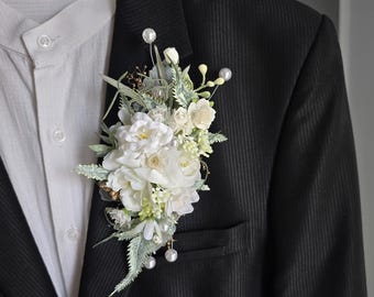 Boutonnière de boda color marfil para el novio, flor blanca para la solapa, ojal floral, accesorios de boda rústicos bohemios