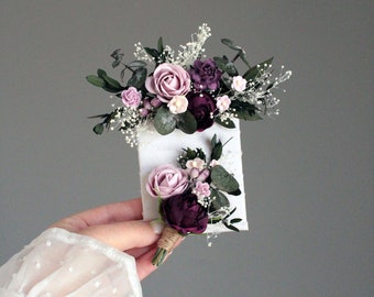 Boutonnière avec poche mauve,Boutonnière verdure,Le marié,Hommes d'honneur,Boutonnières rustiques,Gyphesy,Fleur pourpre mauve,Accessoires de mariage bohèmes