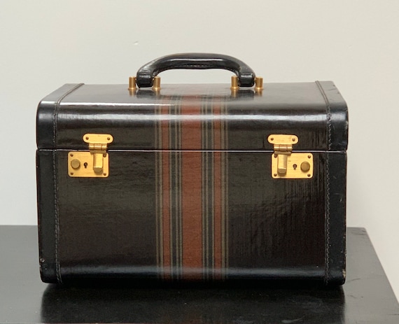 Vintage 1940's Train Case with lock, Travel Case,… - image 2