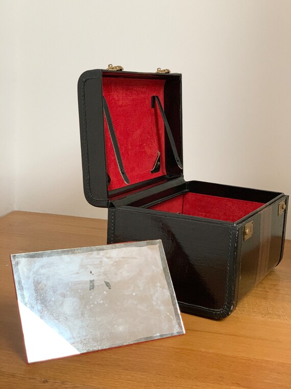 Vintage 1940's Train Case with lock, Travel Case,… - image 3