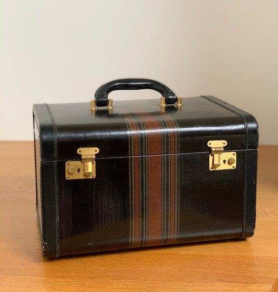 Vintage 1940's Train Case with lock, Travel Case,… - image 1
