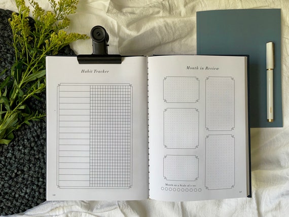  Agenda illustré & Bullet Journal en français à personnaliser:  Planificateur hebdomadaire sur 13 mois I Semainier double page I BUJO pré- rempli personnalisable I Format de poche pratique - Notebooks, Bella