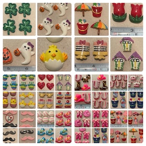 以下が含まれることがあります： ハロウィーン、イースター、夏など、さまざまなテーマを含む、カラフルなレジン製フラットバックエンベリッシュメントの詰め合わせ。幽霊、カボチャ、ひよこ、バケツ、花、馬蹄、王冠などがあります。