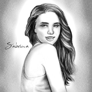 Puede incluir: Un dibujo a l&aacute;piz en blanco y negro de una mujer con el pelo largo y ondulado. Ella est&aacute; mirando por encima del hombro y sonriendo. El dibujo est&aacute; firmado "Sabrina".
